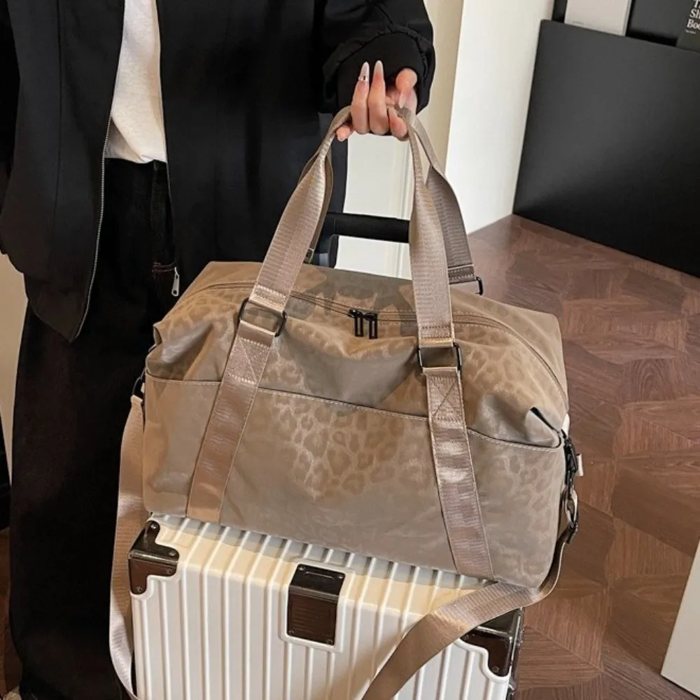 Leopard Print Travel Duffle Bag Adjustable Strap Waterproof Large Capacity Bag Portable Multi-Functional Lightweight Handbag