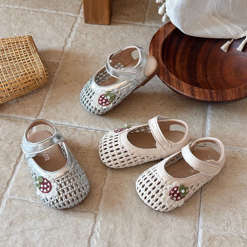 

Little Girls Flat Sandals Summer Woven Kids Cut-outs Causal Shoes with Strawberry Decor Breathable Children School Beach Sandals