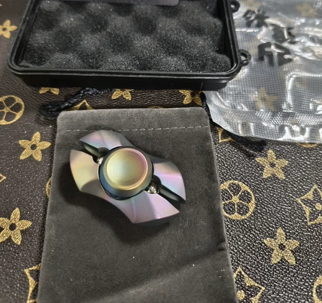 

Used EDC Chasing Shadow Titanium Sandblasting Porcelain Washing Pig Hoof Gyroscope EDC Decompression Toy