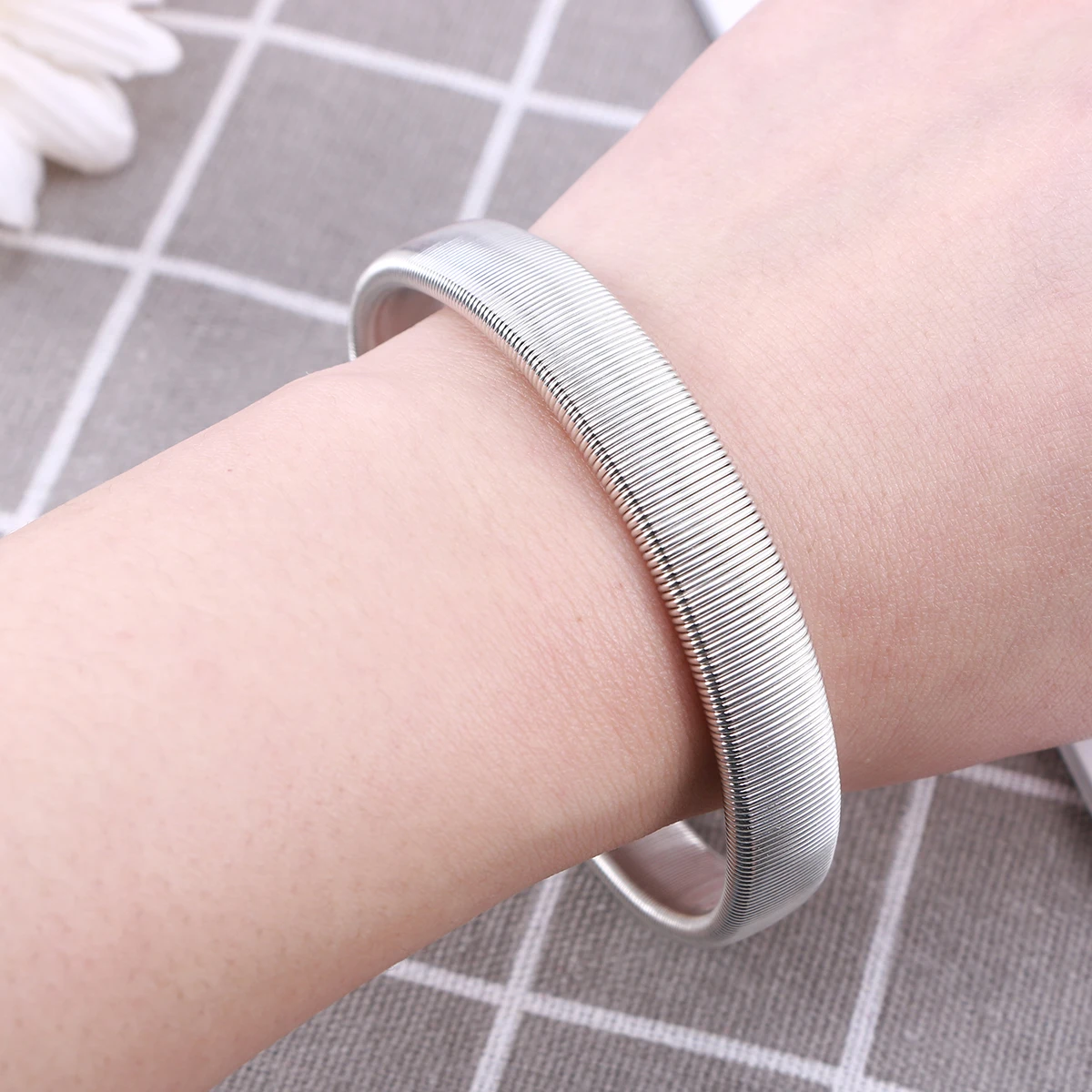 

Spring Bracelet Elastic Sleeve Holder Shirt Garter Men Armband White 27cm Circumference 1cm Width Adjustable Long Sleeves