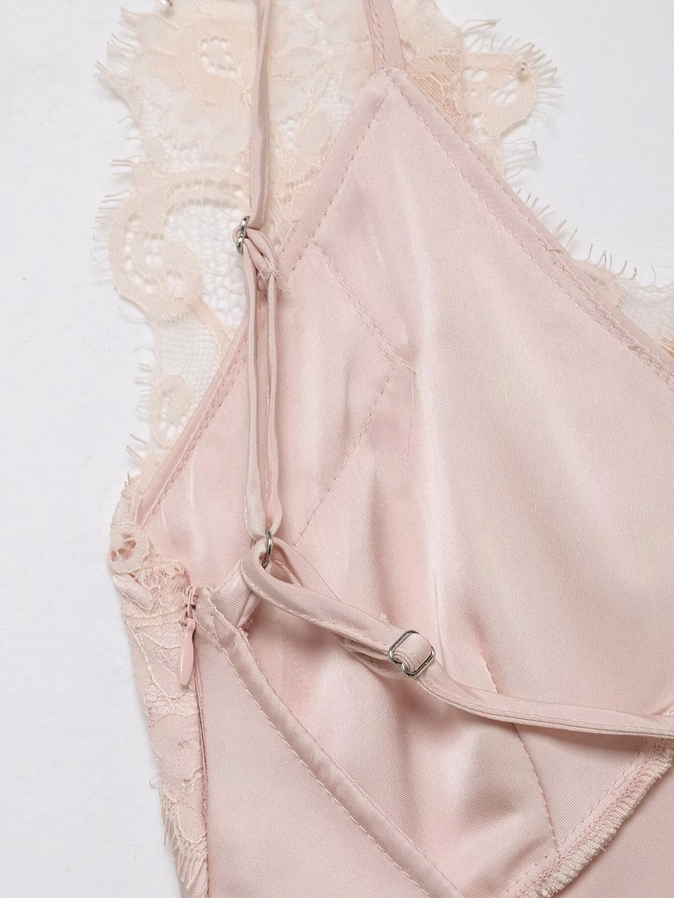 Abito corto con giunture in pizzo con trama di seta rosa con scollo a V stile puro desiderio delle nuove donne invernali 2025