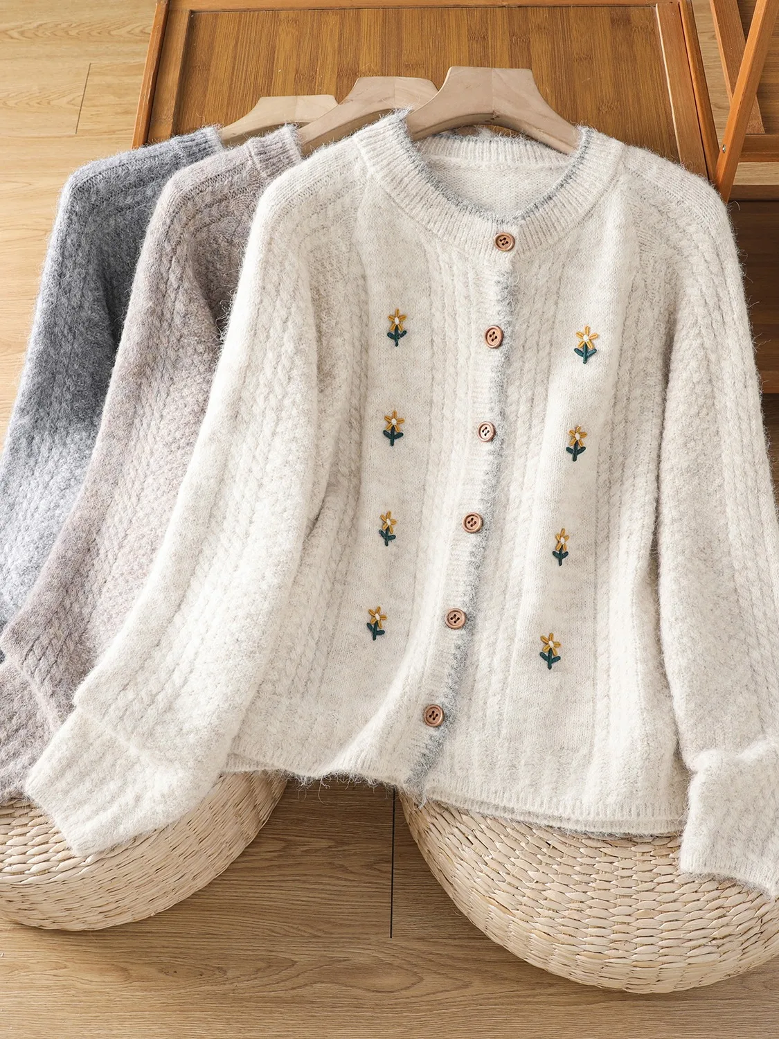 

Korean Sle Soft Embroidered Knitted Flower Cardigan Sweater Women's Heavy Lazy Hooked Flower round Ne ort Outerwear
