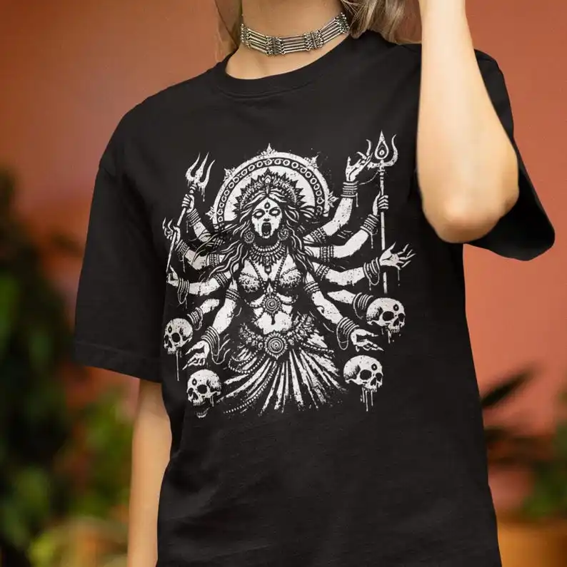 T-shirt Déesse hindoue Kali, cadeau pour les amoureux spirituels, tee-shirt féminin divin, t-shirt mythologie occulte, vêtement Déesse sombre