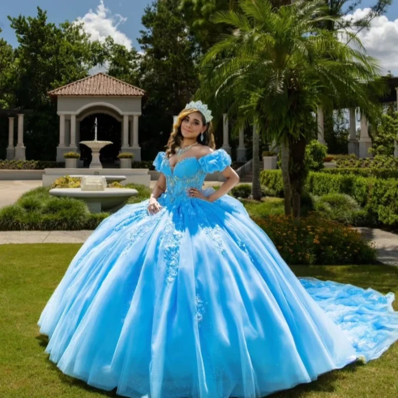光沢のあるスカイブルーのキンセアニェーラドレス、オフショルダー、クリスタルフラワーグリッターデカール、ロングテール、ボウ、ベスティドス・デ・15キンセアニェーラ ﻿ カスタマイズ