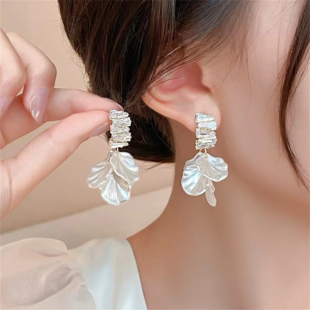 New High Class Imitation Shell White Flower Petal Pendant Earrings For Women‘s Fashion Luxury Design Jewelry Wedding Gifts