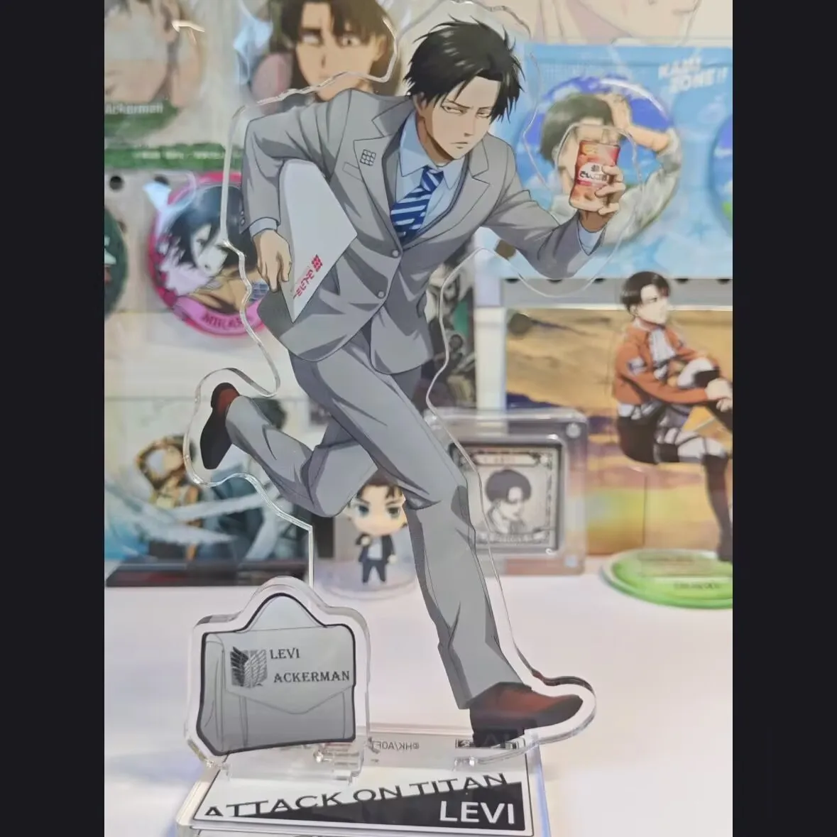 طقم طاولة حامل أكريليك بعلم فريق "الهجوم على العمالقة، مع زخارف محيطية داخلية. علامة واقفة