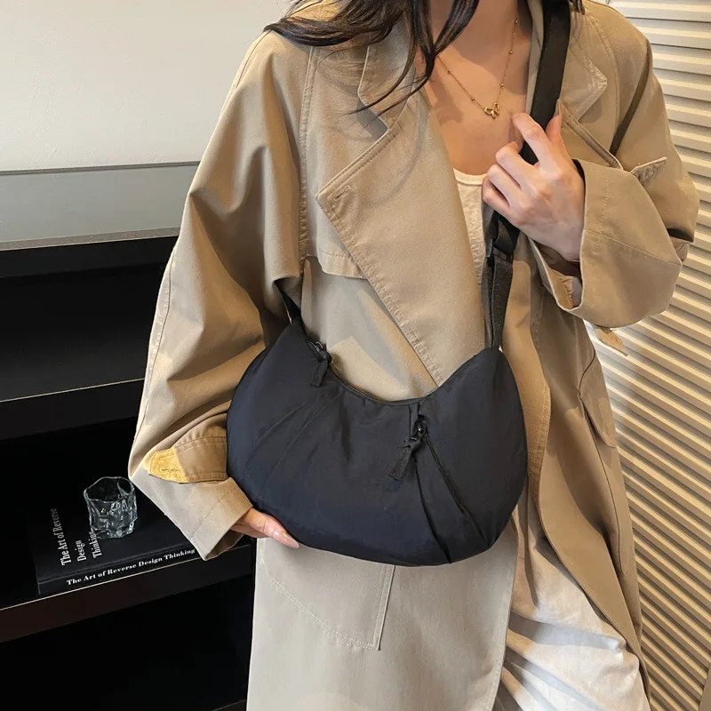 حقيبة هوبو جديدة للترفيه من التجاعيد خفيفة الوزن وبسيطة ومتعددة الاستخدامات حقيبة كروس كاجوال بلون نقي حقيبة كتف كاجوال للمدرب