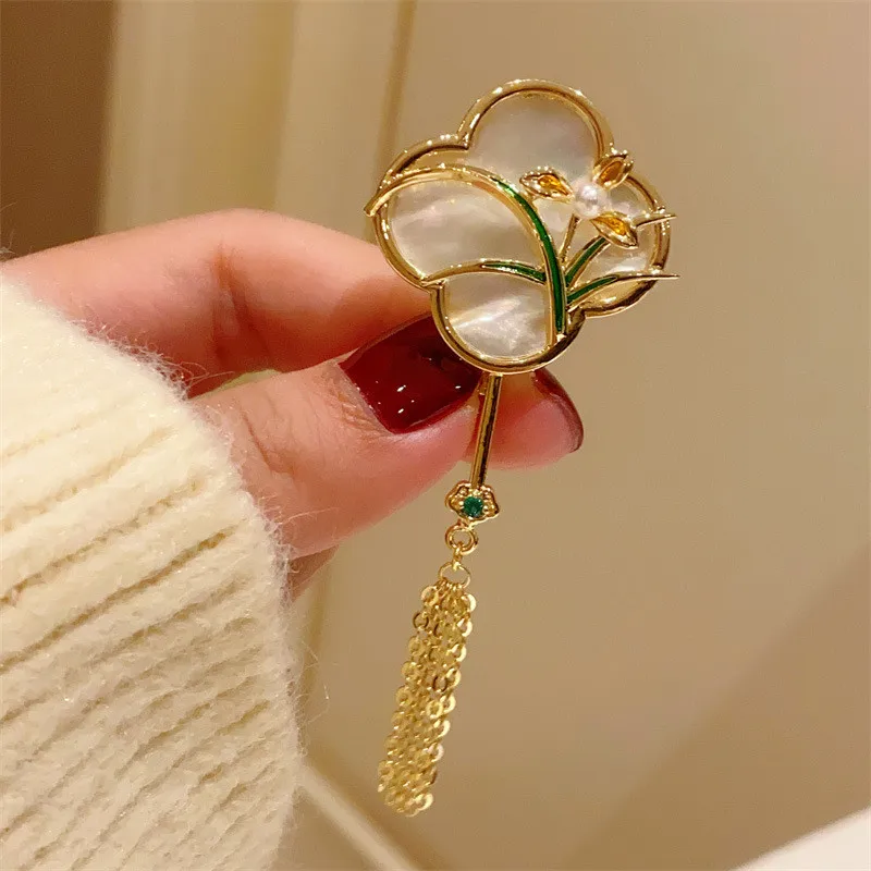 CC Cheongsam Pins Natural Shell Imitation Pearl Chinese Style Fan Shape Brooches Tassel Temperament Corsage Cardigan Buckle B161