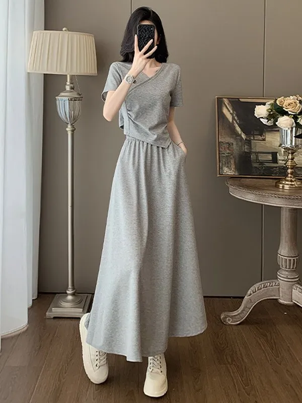 

Chic Grey Casual Sportswear Set for Women Summer Design Sense Elegance V-Neck Short Sleeve Top Half Skirt Two-Piece Set