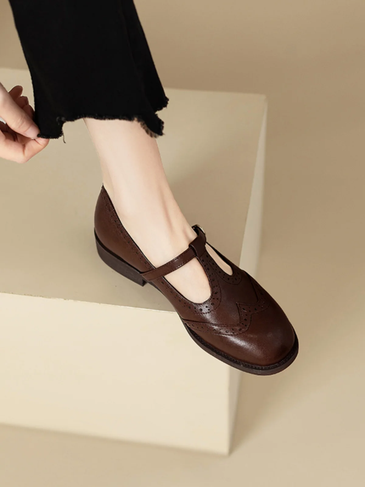 

Leather Bue Emed Low Heel T-Strap Mary Jane oes for Women Briti Sle Daily Wear Comfortable Faion Single oes