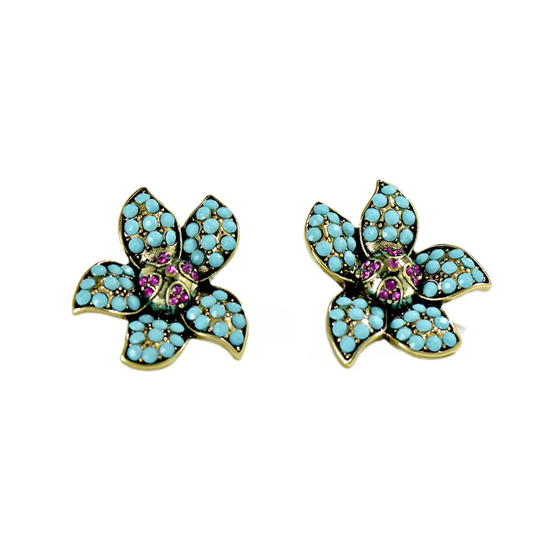

New personalized beach-style diamond-studded star-shaped earrings for women, featuring a retro and luxurious design.
