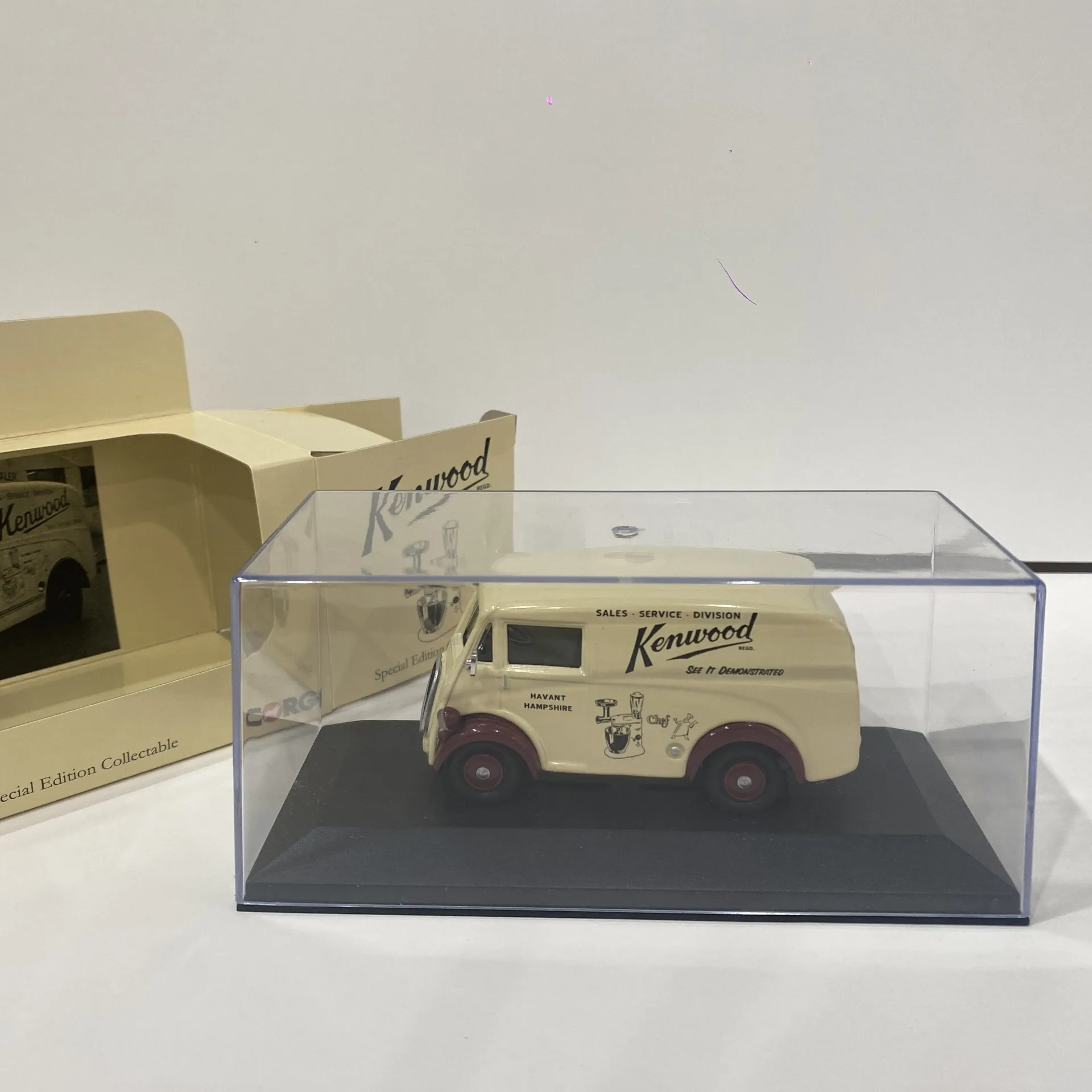 Diecast CORGI Puppy 1:43 Scale MORRIS VAN KENWOOD Alloy Car Model Collectible Toy Gift Souvenir Display Ornament