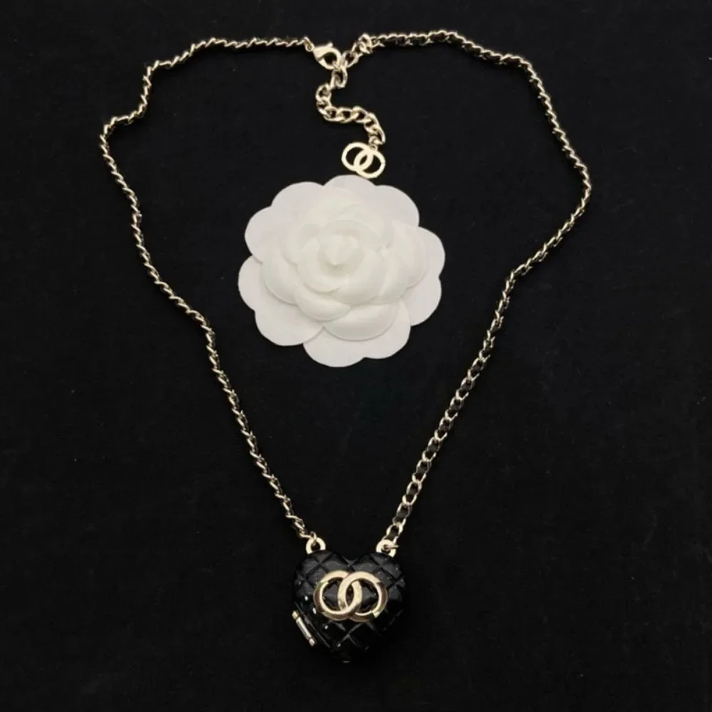 

Ожерелье с двойной буквой C, женское ожерелье премиум-класса 2025 года, классическая цепочка на ключицу с жемчугом, легкая роскошная буква