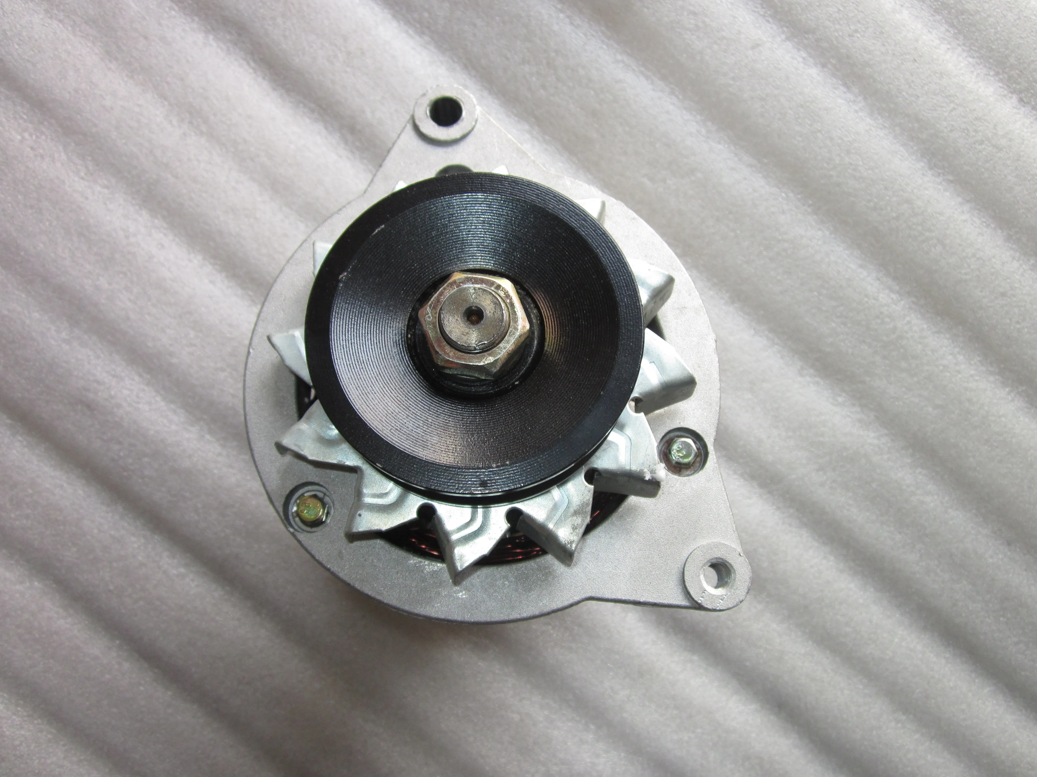 Alternator for Fengshou Lenar 254 274 tractor with engine NJ385, the new design (replace the old design)