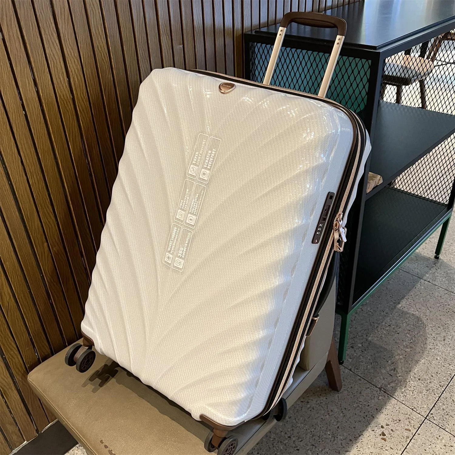 

Ultra-Lightweight Carbon Fiber Suitcase - 1.9kg 20" Carry-On Travel Luggage with Silent Spinner Wheels Durable Shell 20/28 inch