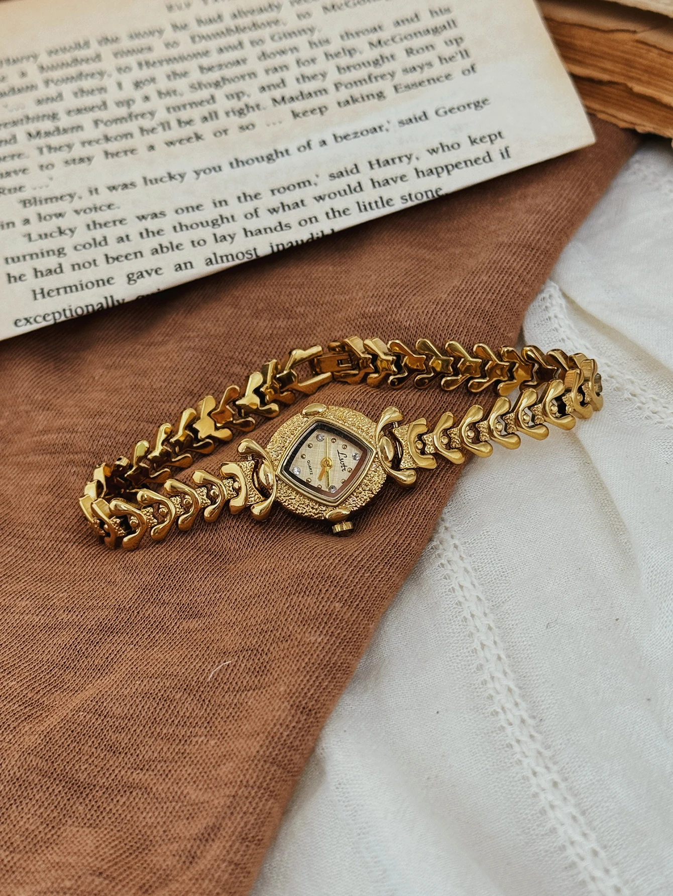 1 pièce de nouvelle montre pour femme haut de gamme vintage en or de style français avec bracelet en alliage de cuivre, élégante et de niche, avec un sentiment de sophistiques, à la mode, simple, luxueuse, en ligne, populaire, haut de gamme