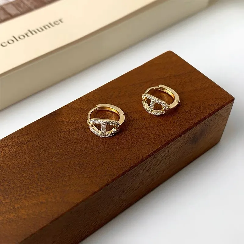 

New Early Autumn 18K Gold Plated Retro Diamond Studs for Women, Minimalist Geometric Cold-Style Versatile Earrings for Party