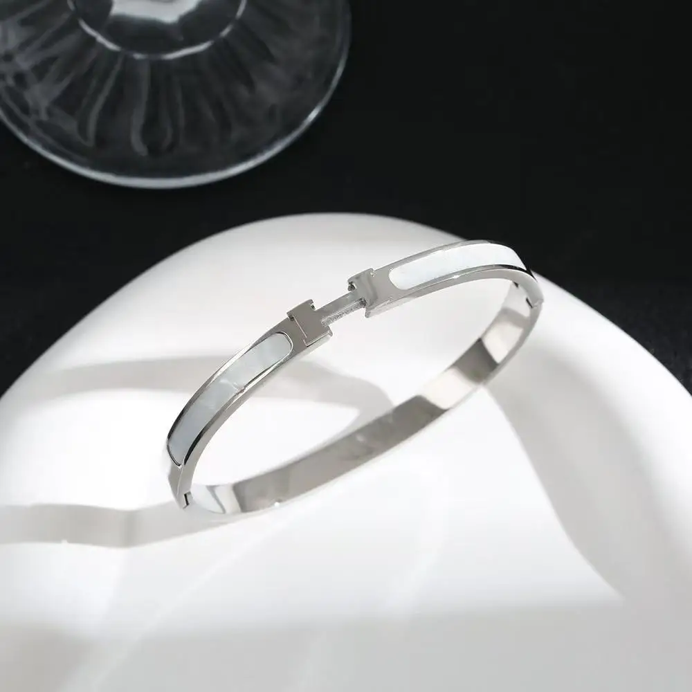 سوار على شكل حرف H من الفولاذ المقاوم للصدأ مطلي بالذهب عيار 18 قيراط مع عرق اللؤلؤ - سوار بتصميم كلاسيكي للنساء