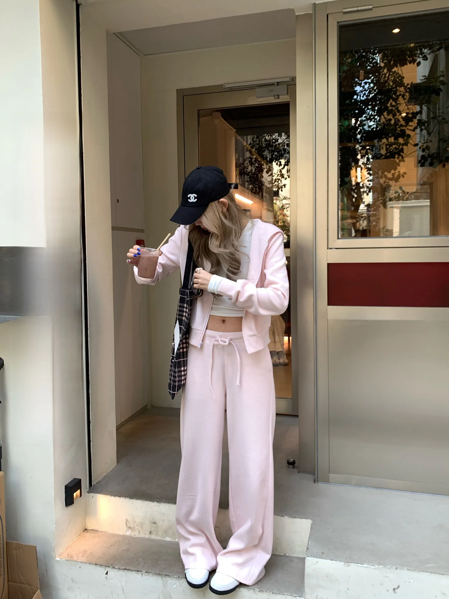 

Розовый комплект из свитшота и брюк для женщин, весна 2026, широкие брюки, комплект из двух предметов, высокоэластичный, повседневный, с дизайнерскими карманами, хлопок