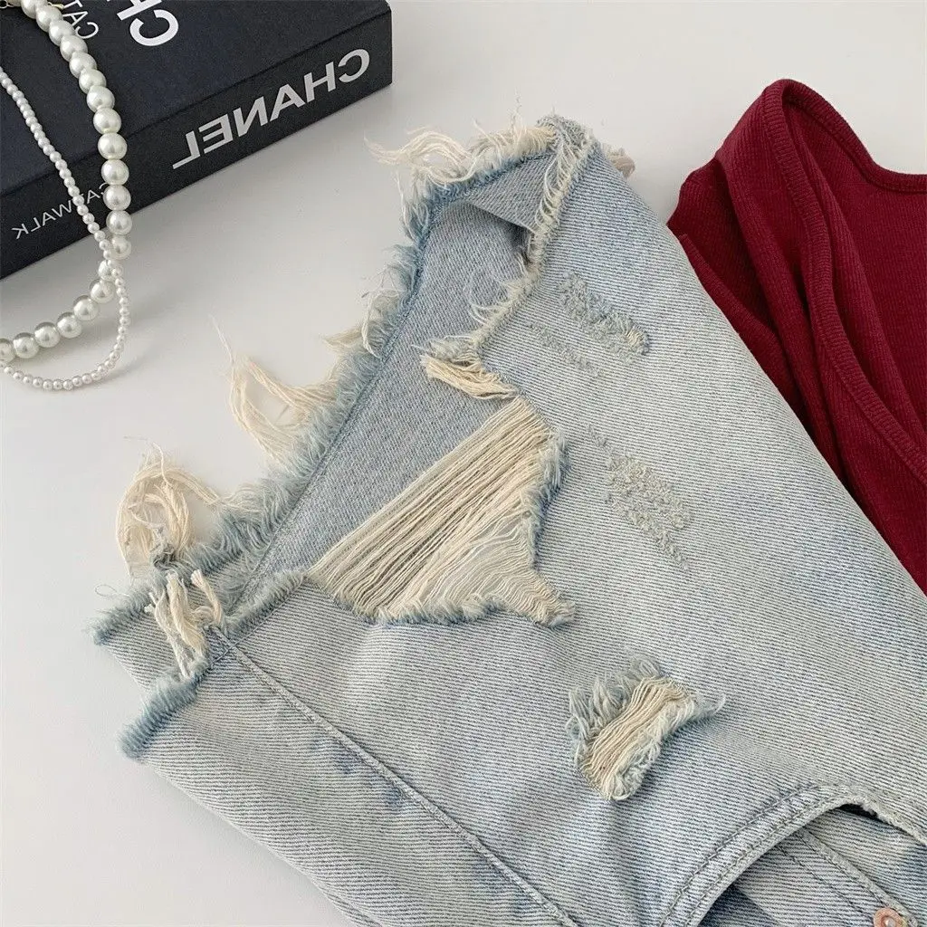 Szorty jeansowe damskie z przetarciami w stylu Spice Girls na lato 2026, modne, z wysokim stanem, z surowym wykończeniem, szerokie nogawki, krótkie spodenki.