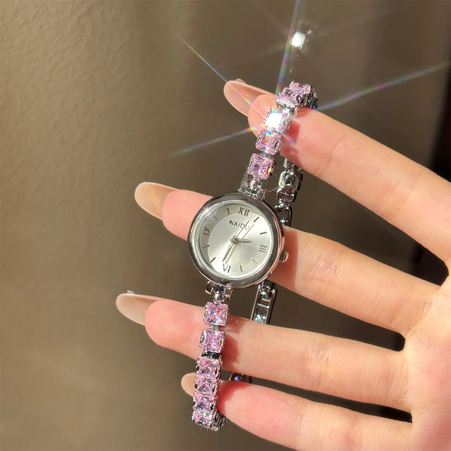 New Fashion Diamond-encrusted Bracelet Watch for Women, Retro Style, High Appearance Level, Niche, Small Watch, Light Luxury.