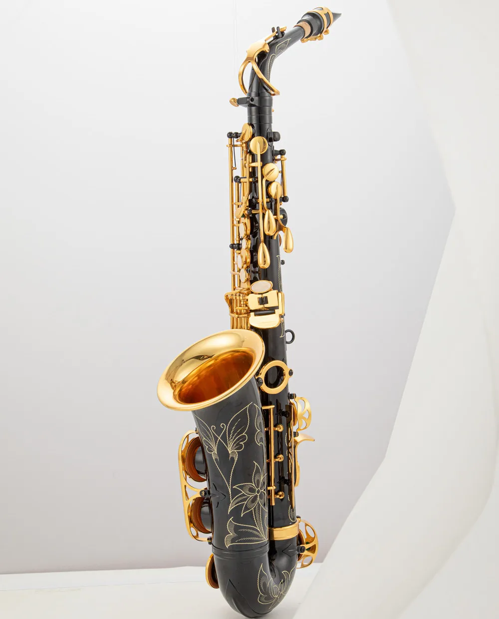 High Quality Black Nickel Gold E-flat Alto Saxophone with Hand Engraving and Complete Accessories