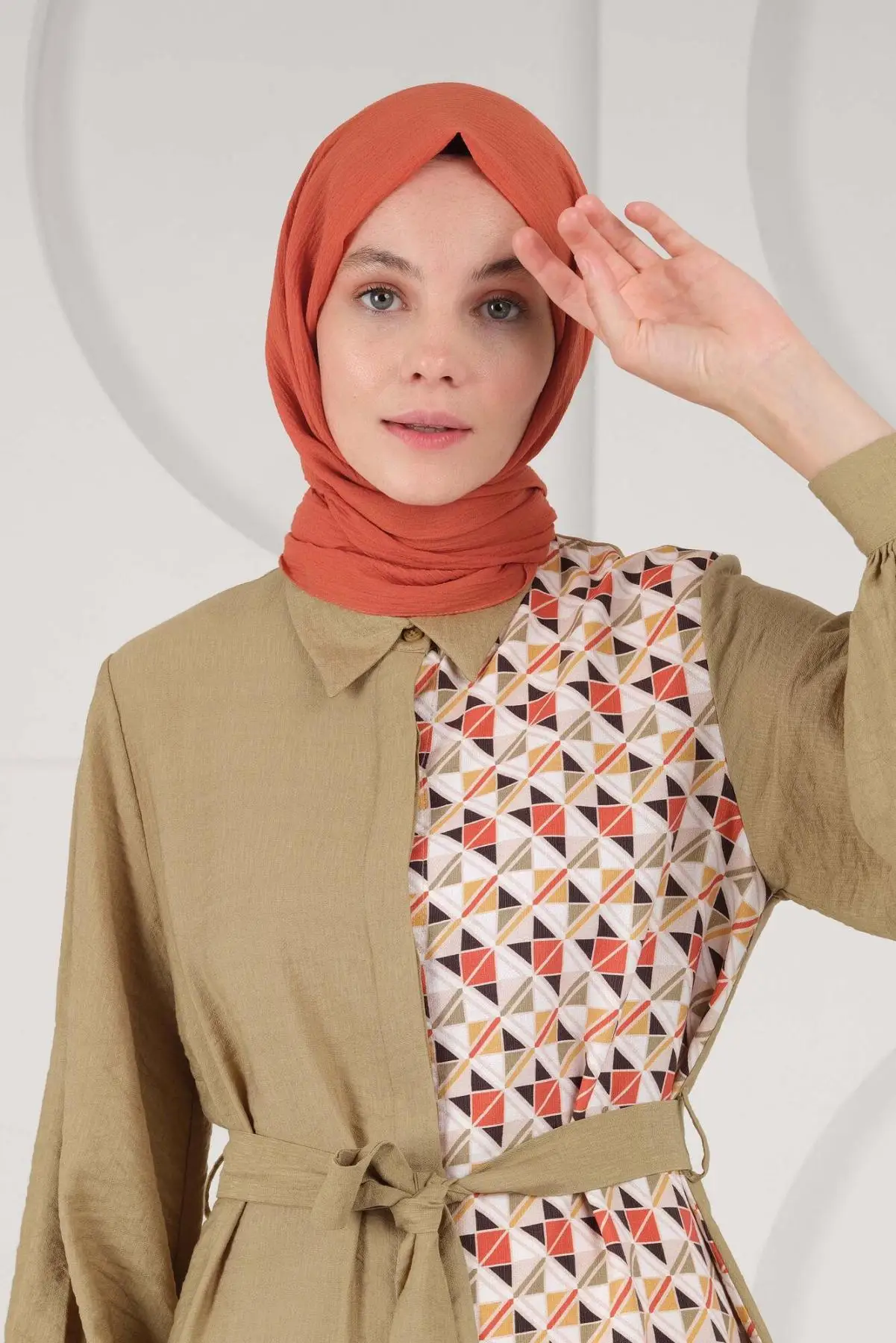 HE-QA Natural Şal Kiremit: تقييم شامل لحجاب نسائي فاخر يجمع بين الأناقة والراحة