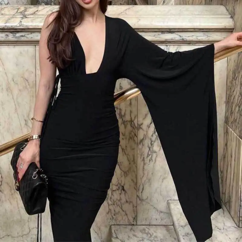 

2023 Women's Sexy Dress New Slim Fit Backless Pleated Irregular Design Feeling Single Shoulder Sleeve Black Wrap Buttocks Dress