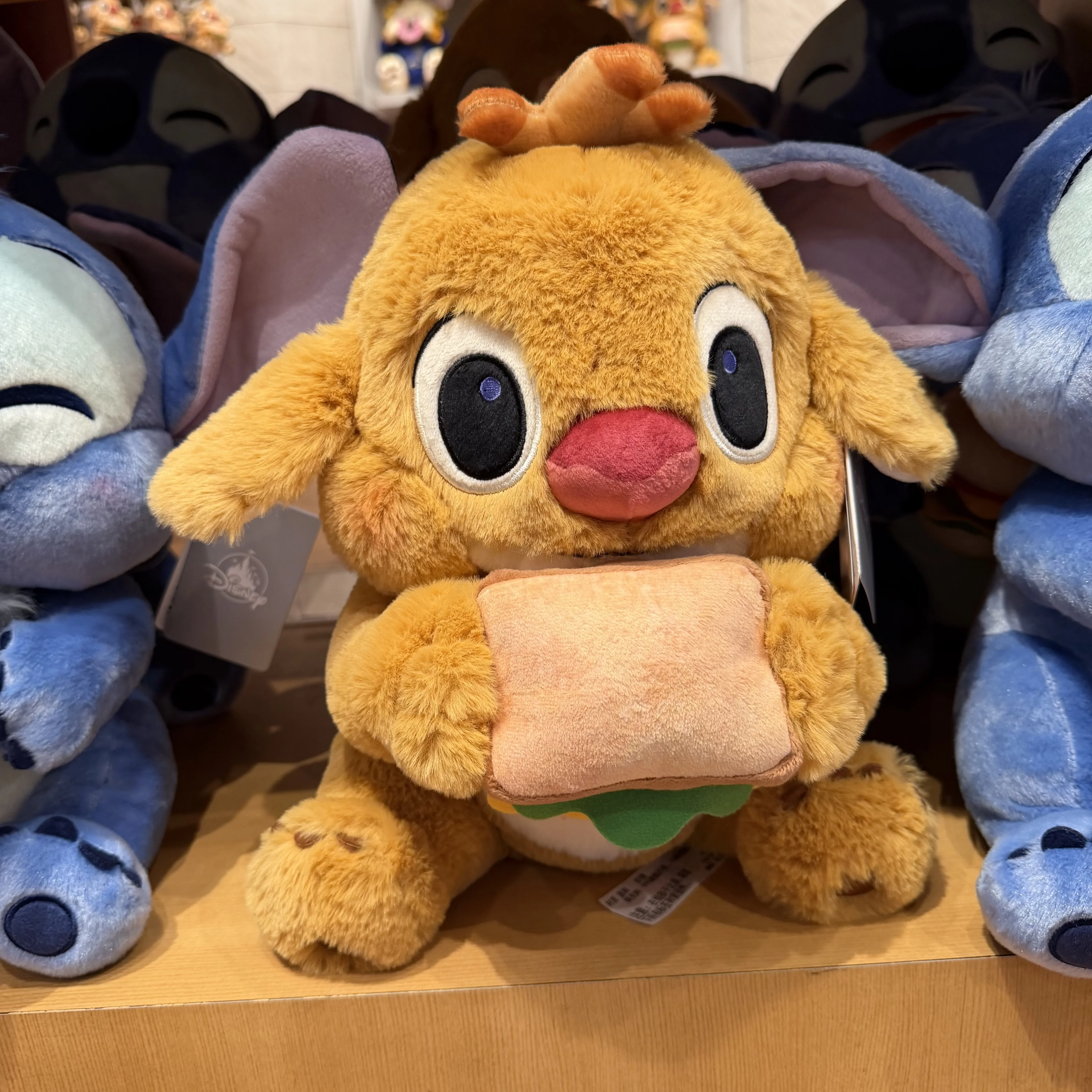 พวงกุญแจของที่ระลึกจากดิสนีย์ที่มีสติทช์กำลังรับประทานอาหาร ตุ๊กตาเรย์เบน และตุ๊กตาซูโทเปีย