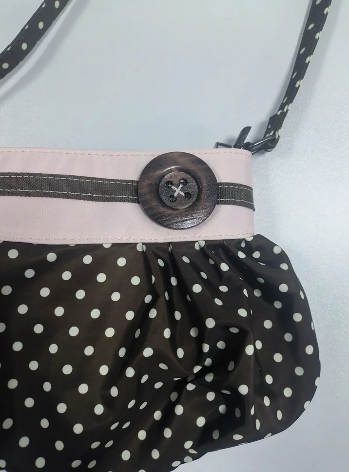 Koreanische Umhängetasche mit Polka Dots, große Tragetasche mit plissiertem Design und Holzknopf-Dekor, niedliche lässige Handtasche für Mädchen – Detail 5