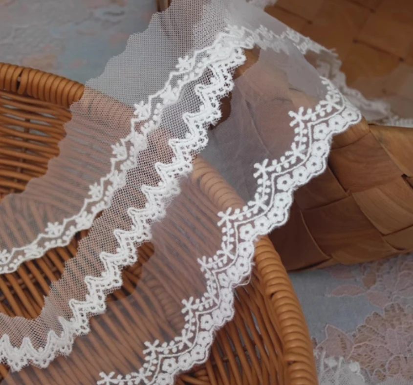 Weiße Baumwoll-Spitzenborte mit Stickerei für Kinderkleidung. DIY Handgefertigte Spitzenmaterialien, Kleidungszubehör, Nähzubehör. – Detail 5
