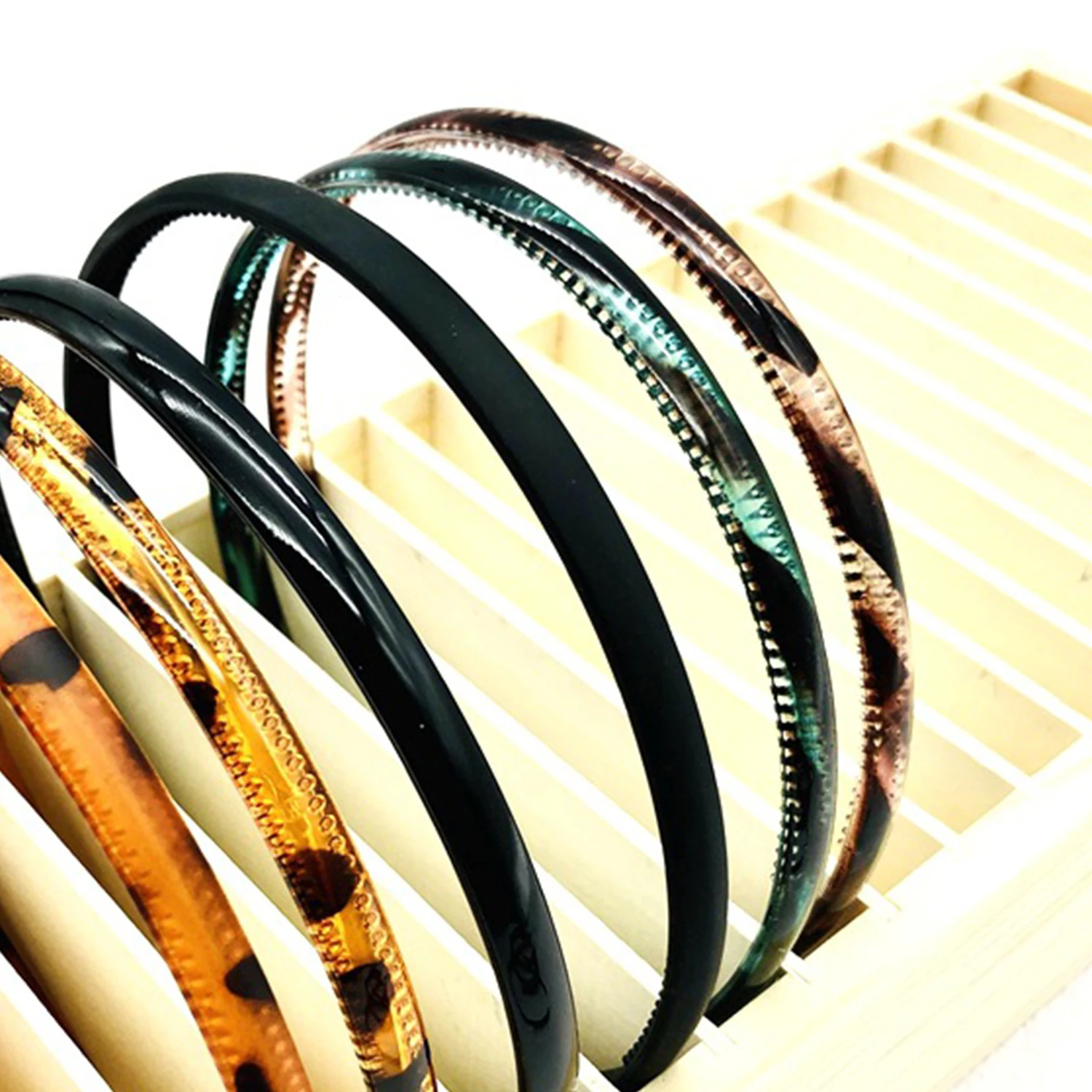 

1 Pc 0.8Cm Women Classic Plastic Leopard Headbands Stripe Hair Hoop Toothed Antiskid Hairbands Non-slip Hair Hoop For Daily Wear