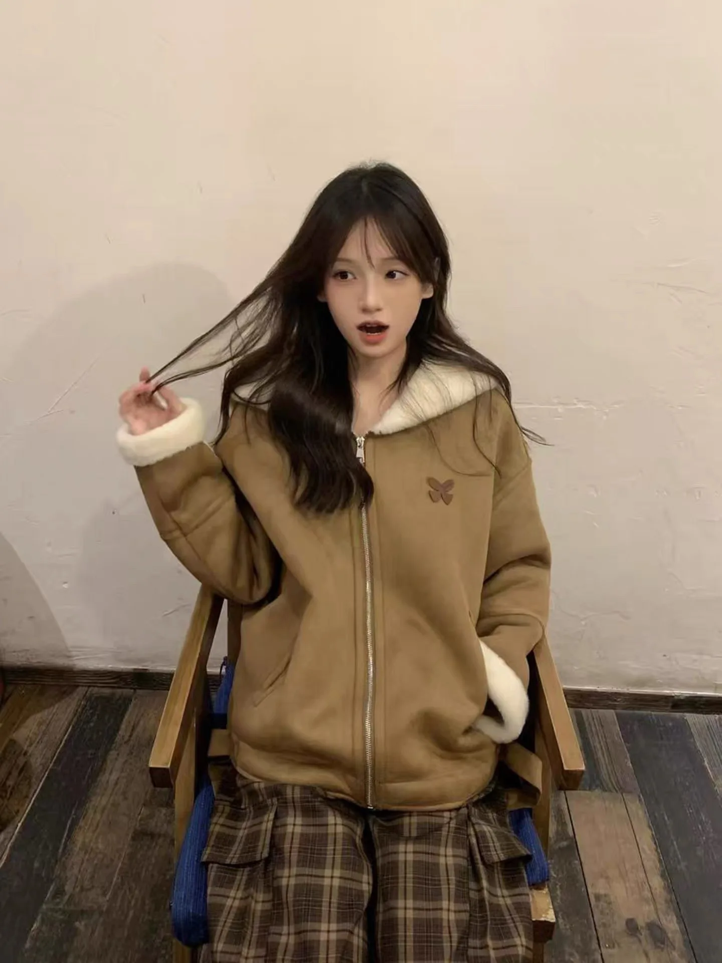 

Женская теплая куртка в американском стиле из утолщенного меха ягненка с замшевым воротником цвета индиго, зимнее пальто с длинными рукавами на молнии, без капюшона