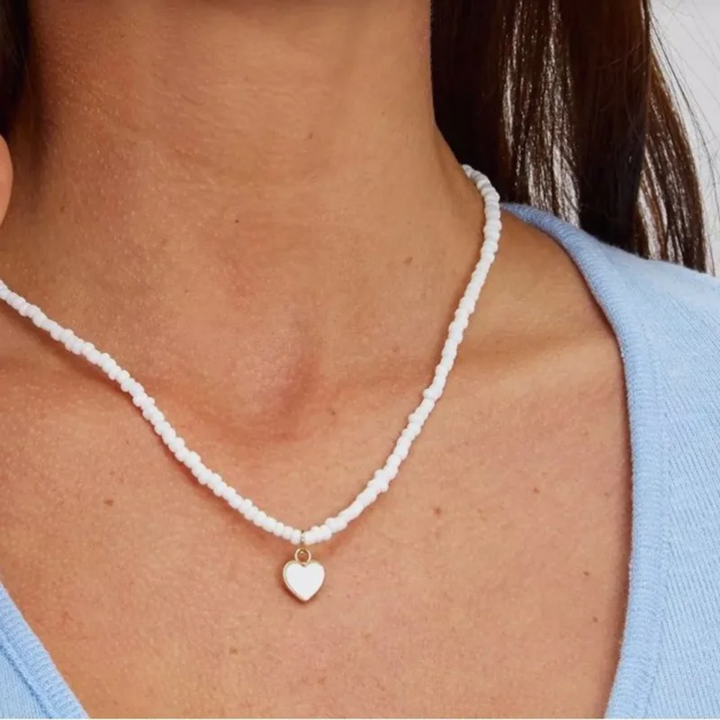 

Bohemia New Style Design Glass Mi Zhu Peach Heart Necklace for Women White Beaded Chain Charm Clavicle Chain Jewerly Gift