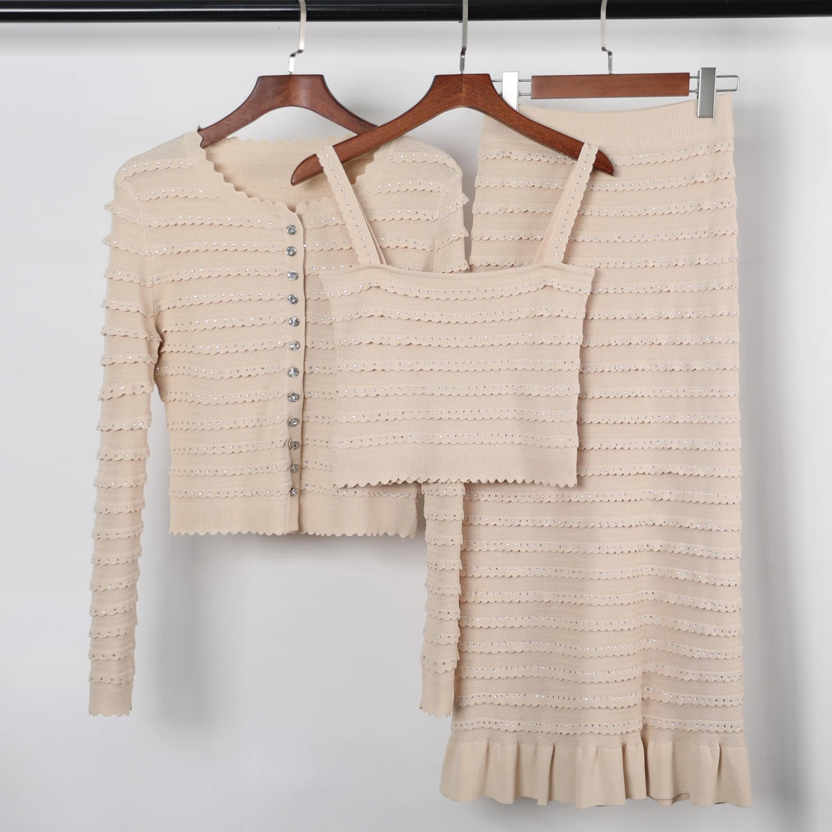 

Четырехцветный высококачественный новый модный вязаный кружевной топ со стразами, кардиган + жилет-бретелька + облегающий комплект полуюбки с рюшами по краям