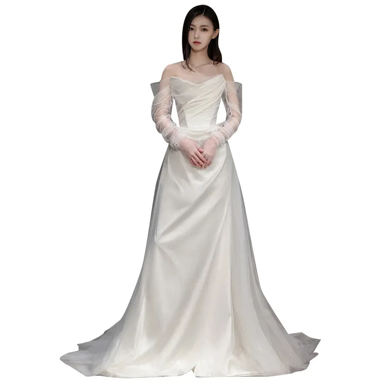 우아한 새틴 웨딩드레스, 허리를 강조하는 피쉬테일 디자인으로 결혼식과 약혼식에 완벽하며, 스타일리시한 출장에 적합합니다.