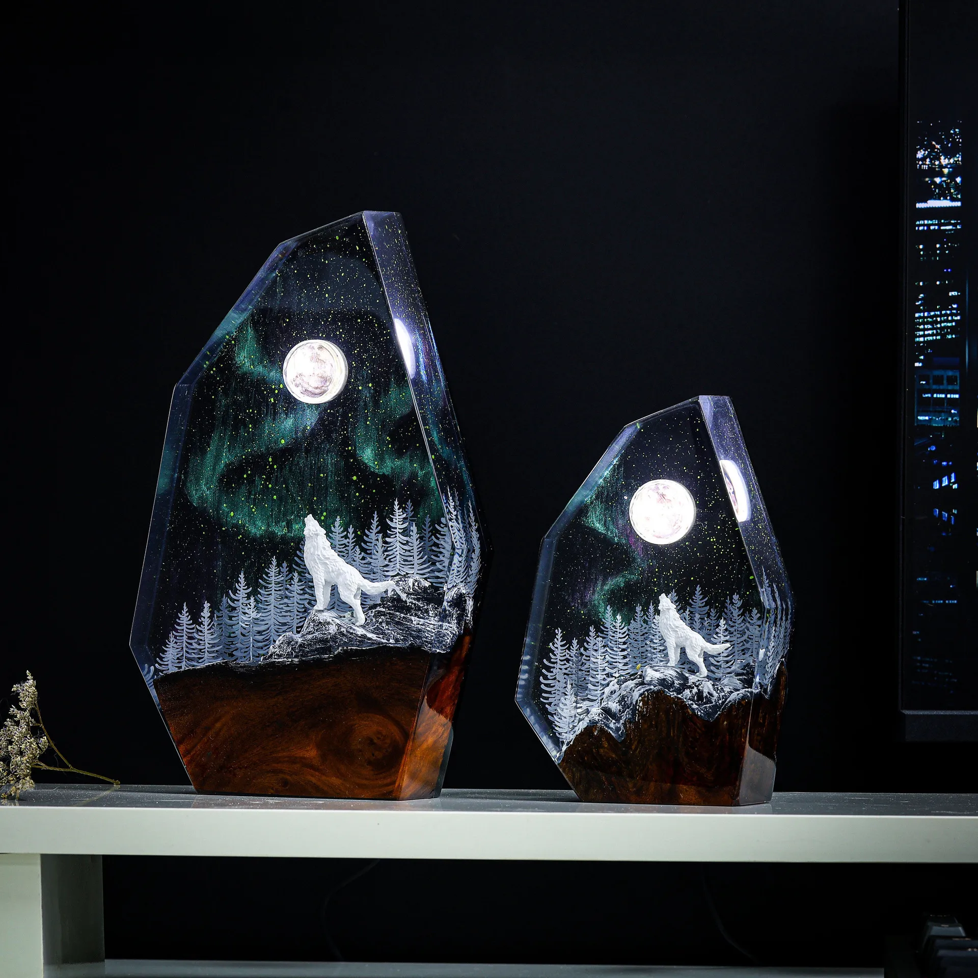 Figurine Aurora Snow Wolf Desk Decor Winter Moon Decoration Epoxy Resin Lamp Miniature Christmas Gift Decorative Ornament Craft