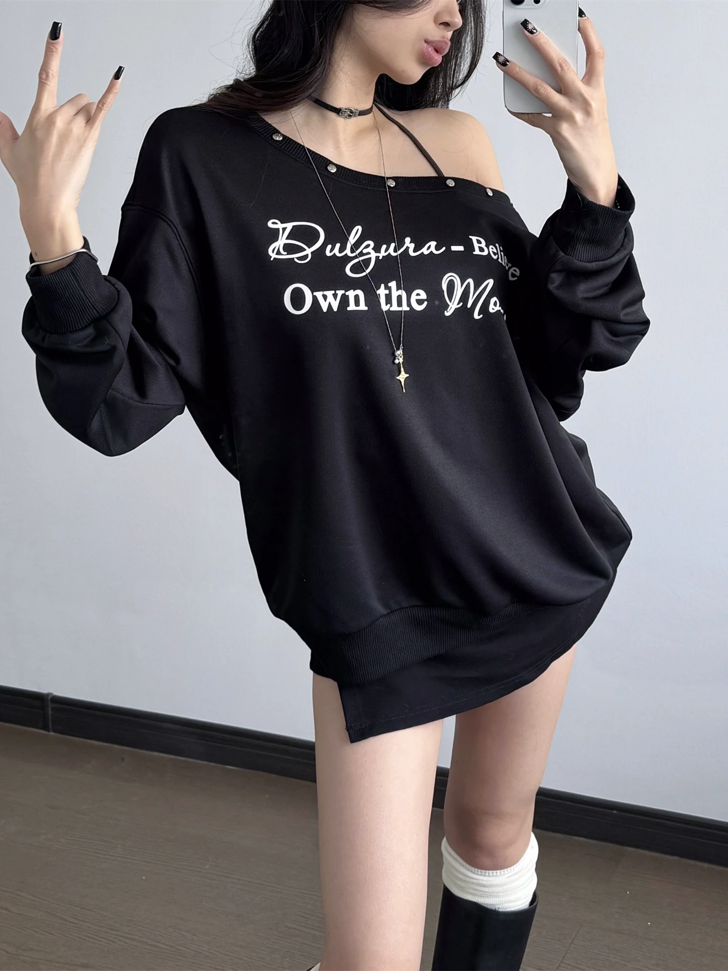 Dulzura 가을 패션 경사진 어깨 긴 소매 느슨한 편지 인쇄 스웨트 셔츠 여성 캐주얼 다목적 스트리트 스타일 의류