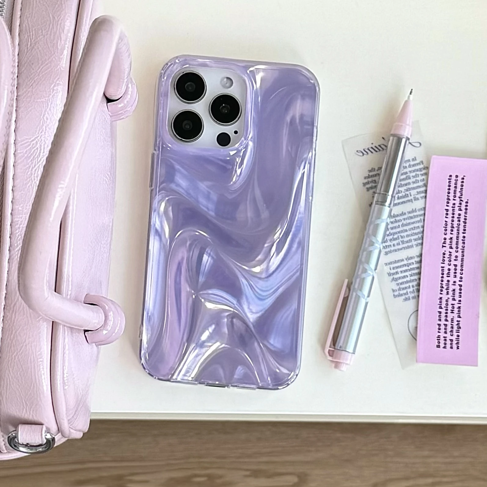 Verträumte, stilvolle Taro-Lila-Farbverlaufs-Handyhülle mit schillernder Welligkeit und Textur für iPhone 16, 15, 14, 13 Pro Max. Rückseite