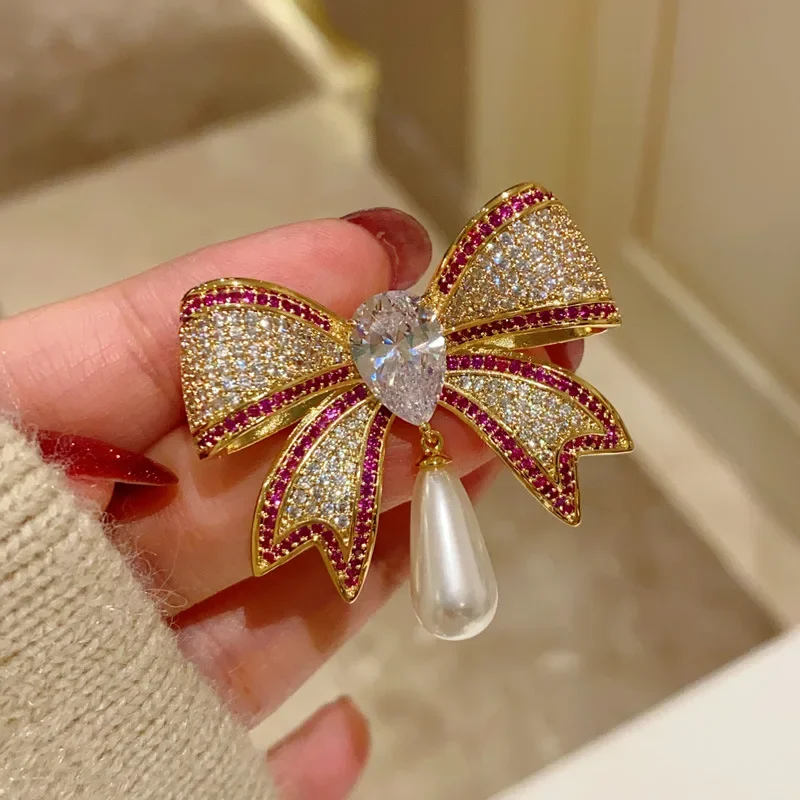 الكلاسيكية Bowknot على شكل بروش للنساء موضة فاخرة حجر الراين Bowknot دبابيس دبابيس مجوهرات اكسسوارات هدايا الحفلات 2025