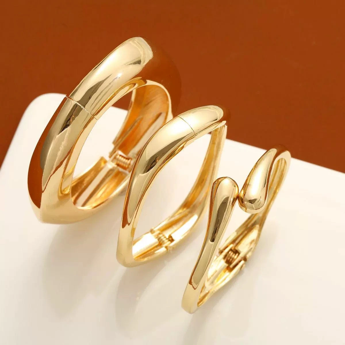 Minimalistisches, goldfarbenes, klobiges Armreif-Design für Damen, modisch, elegant, wasserdicht, offenes Armband, Retro-Schmuckaccessoire. – Detail 3
