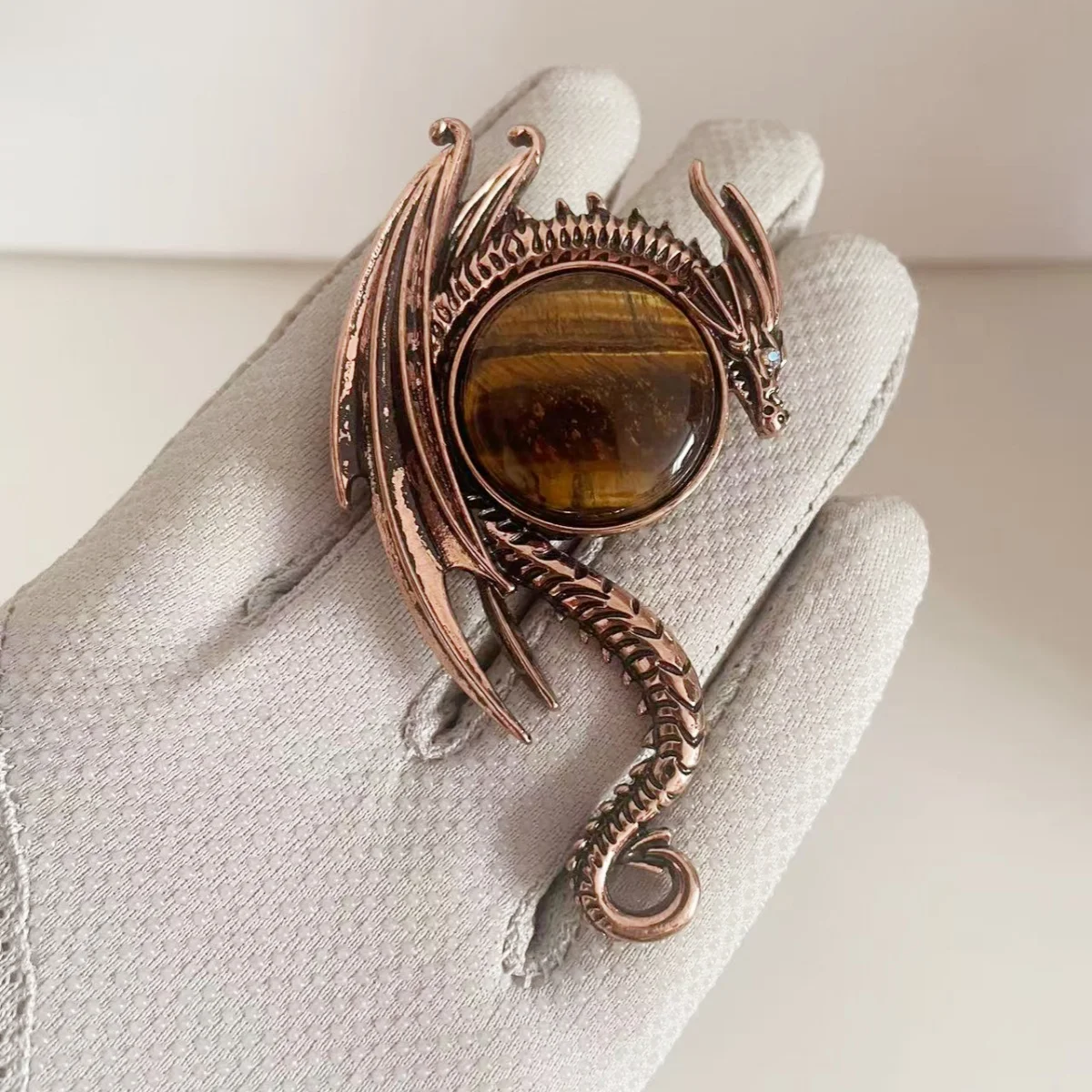 

MITTO FASHION JEWELRIES AND HIGH-END ACCESSORIES DRAGON ROUND NATURAL STONE VINTAGE PIN WOMEN DRESS BROOCH