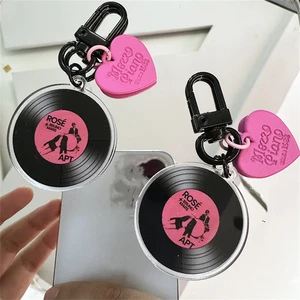 2pcs/set kpopアイドルローズニューアルバムaptアクリルCDキーチェーンインスタイルバックパックペンダントケトリングファンギフトコレクション 12ベストセールスKPOPバラ-2