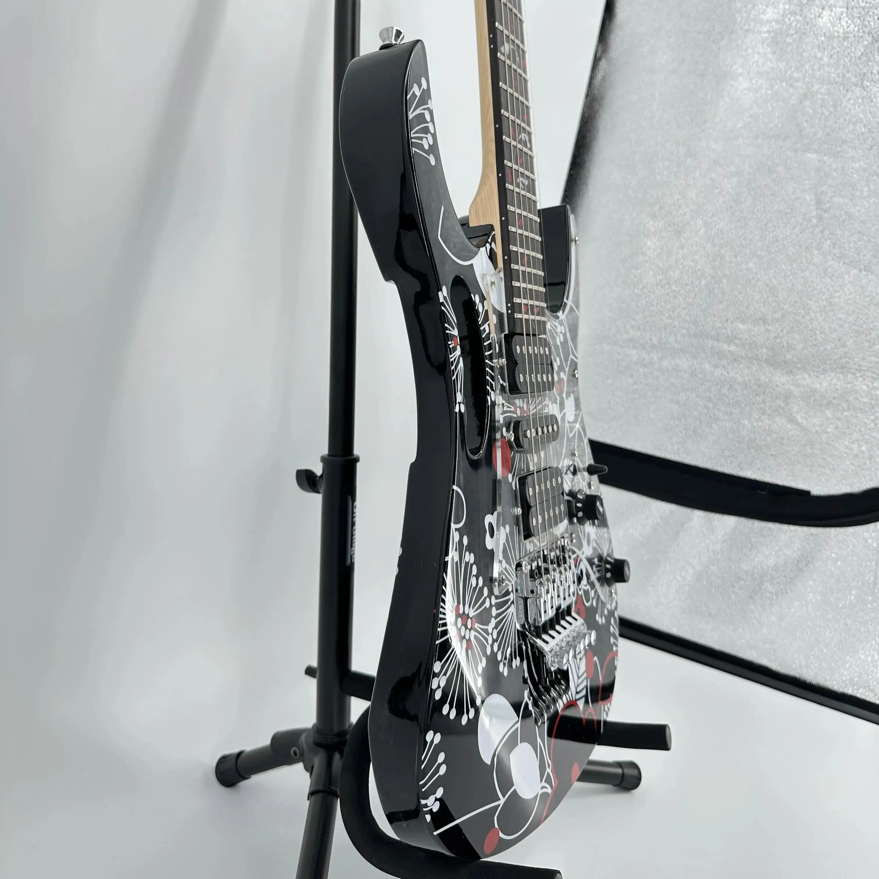 جيتار كهربائي أسود مع زهور بيضاء - عرض الصورة الجسدية - جسم خشبي - لوح فريتس من الخشب الأحمر - هدية تحت عنوان الجيتار - شحن مجاني #1