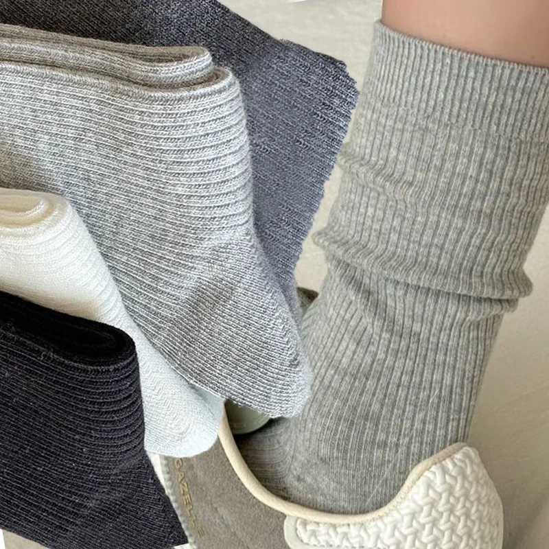 Mittlere Röhre Feste Socken Frauen Klassisch Schwarz Weiß Grau Lässige Modische Socken Herbst und Winter Atmungsaktive Einfache Baumwollsocken