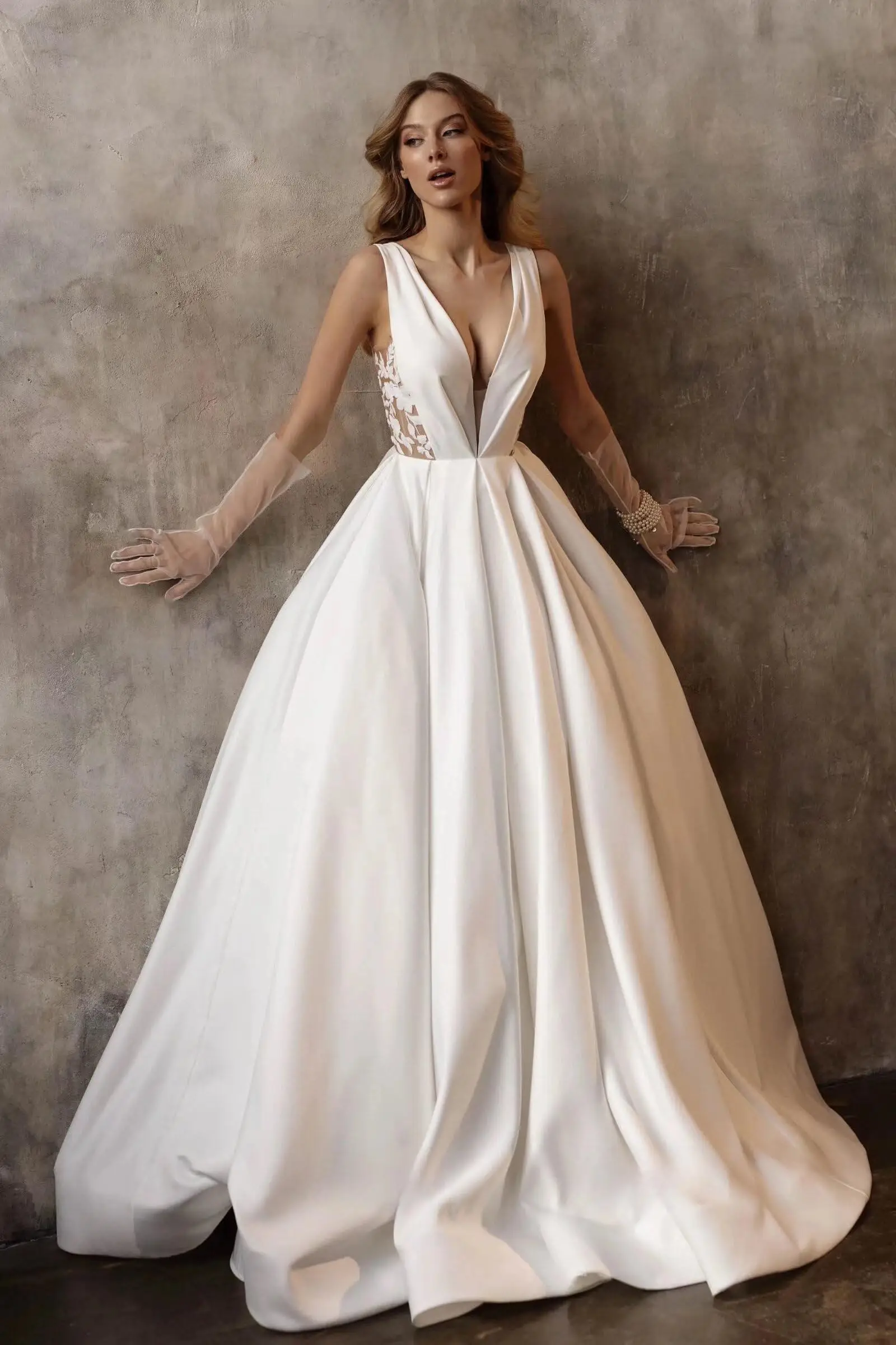 

Lace Applique Wedding Dresses for Bride Deep V Neck Long Beach Boho Bridal Gown with Train