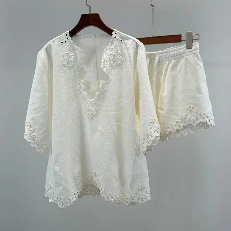 

Новый комплект из топа с V-образным вырезом и брюк из высококачественного дышащего рами с вышивкой и ажурными элементами, коллекция Весна/Лето 2026