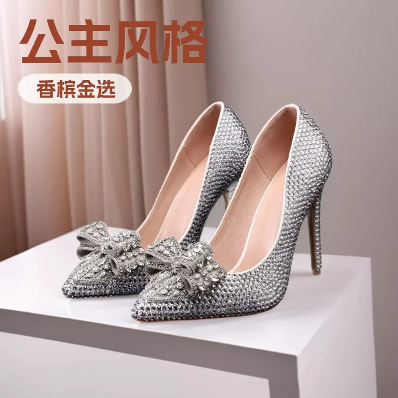 

Новинка 2026 года: весеннее свадебное платье для невесты, два варианта ношения, высокие каблуки, не утомляют ноги, элегантный дизайн.