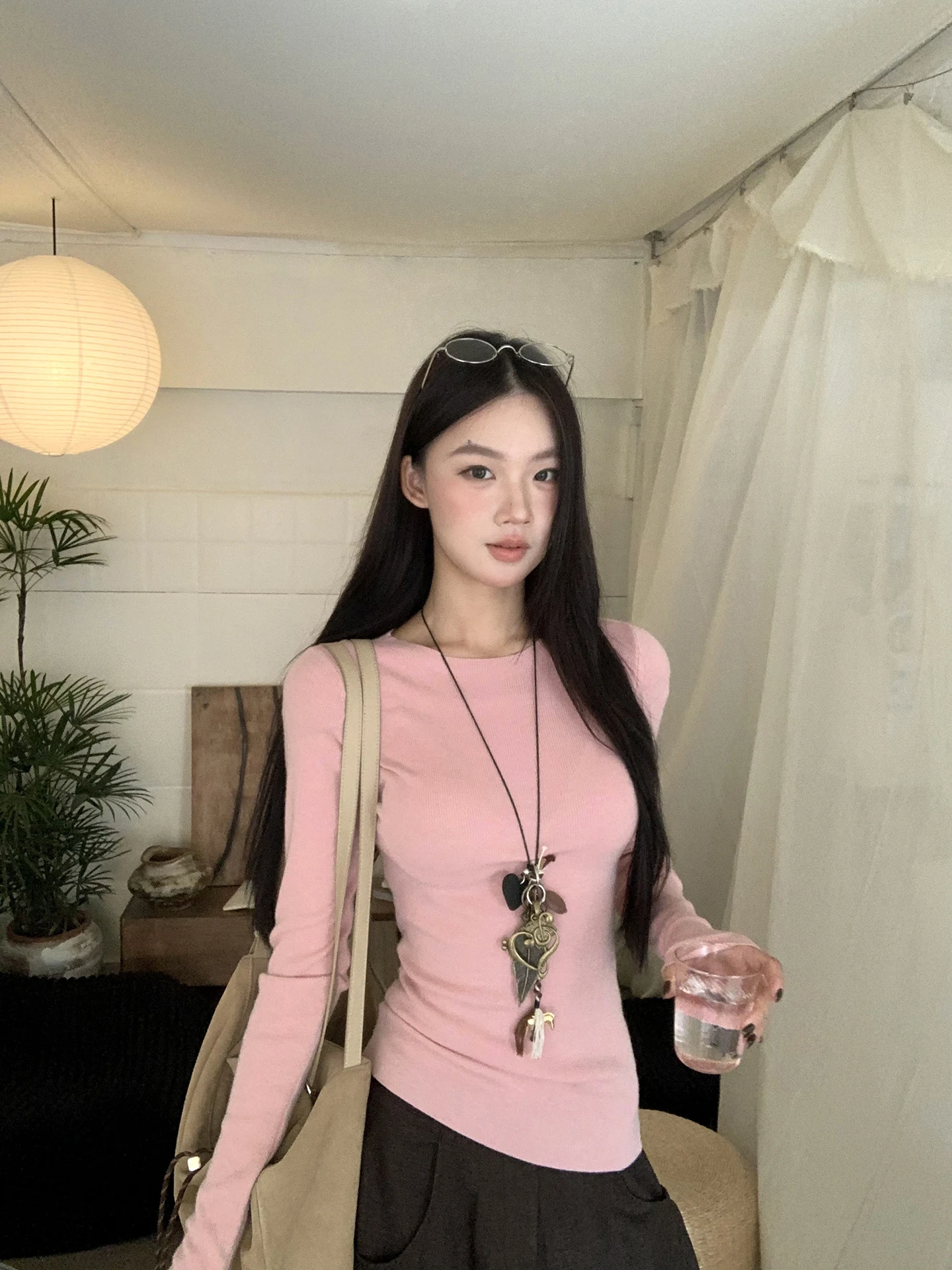 سترة نسائية محبوكة بياقة دائرية من ريد سيليبريتي ستوديو، تصميم ضيق وأنيق، إحساس راقي، موضة خريفية عصرية بلمسة ناضجة