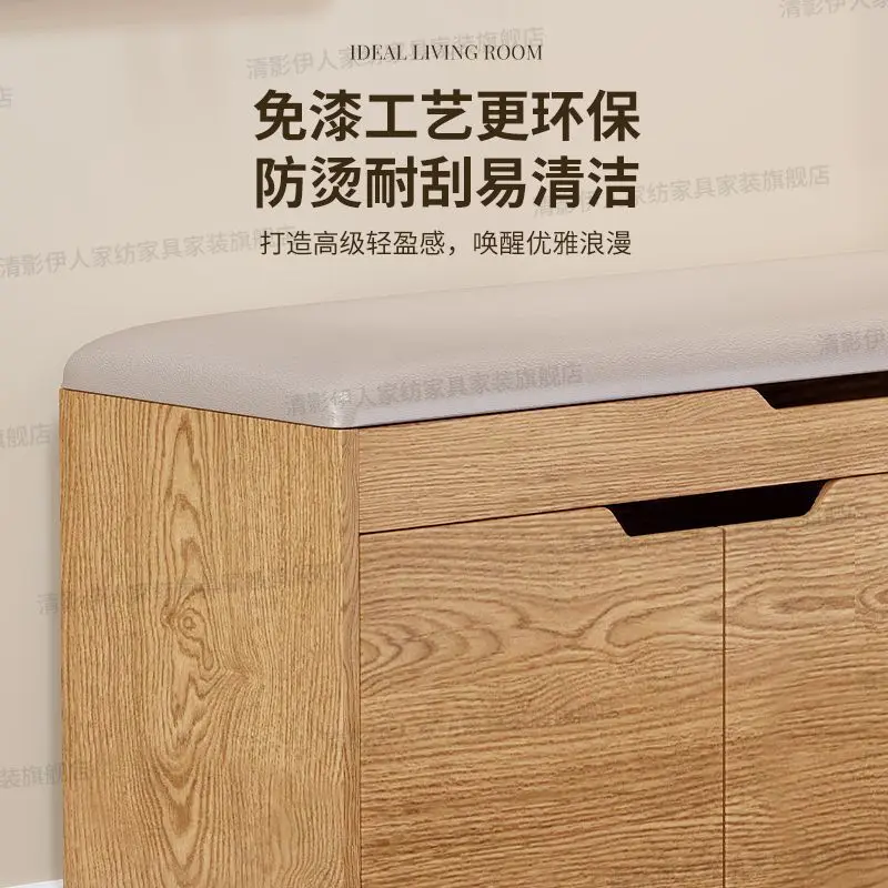 You can sit on a shoe stool at the door and enter the entrance with an integrated soft bag